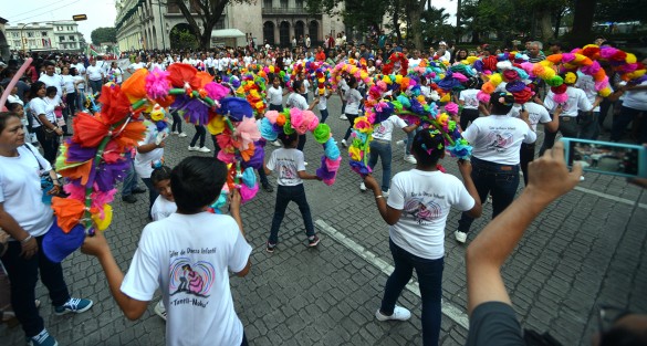 Con un recorrido que inició en la avenida Maestros Veracruzanos, Xalapeños Ilustres, Enríquez y para terminar en el Teatro del Estado se llevó a cabo la tercera edición del <em>Desfile de las Flores</em> en Xalapa.  