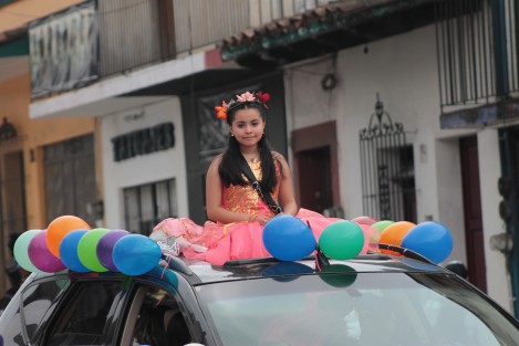 Este domingo el segundo desfile de las flores 2018 recorrió calles de Xalapa.