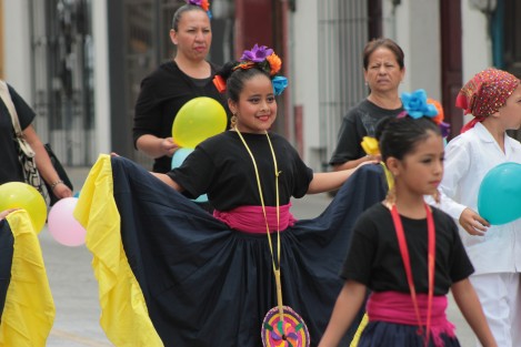 Este domingo el segundo desfile de las flores 2018 recorrió calles de Xalapa.