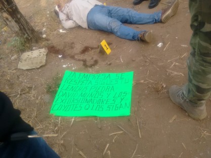 El cuerpo sin vida de una persona del sexo masculino fue hallado este domingo en un camino de terracería a un costado de la carretera Estatal Veracruz - Soledad de Doblado.