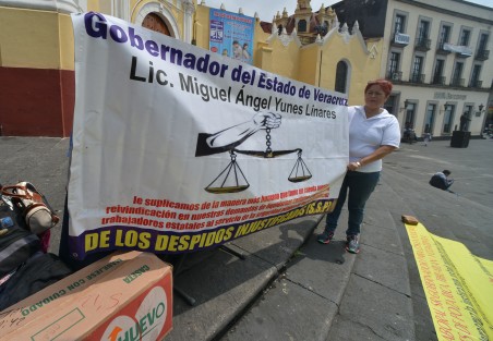 Con lonas y pancartas expolicias de SSP semnifestaron este lunes en la Plaza Lerdo de Xalapa; dijeron haber sido ninguneados por varias instituciones de gobierno, luego de ser despedidos, entre éstas el IPE, ya que al acudir a exigir sus derechos no les hacen caso. 