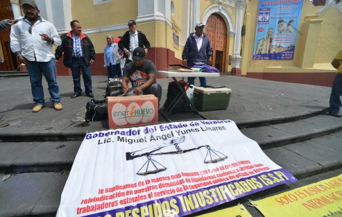 Con lonas y pancartas expolicias de SSP semnifestaron este lunes en la Plaza Lerdo de Xalapa; dijeron haber sido ninguneados por varias instituciones de gobierno, luego de ser despedidos, entre éstas el IPE, ya que al acudir a exigir sus derechos no les hacen caso. 