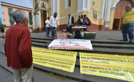 Con lonas y pancartas expolicias de SSP semnifestaron este lunes en la Plaza Lerdo de Xalapa; dijeron haber sido ninguneados por varias instituciones de gobierno, luego de ser despedidos, entre éstas el IPE, ya que al acudir a exigir sus derechos no les hacen caso.
Entre los quejosos hay personas que necesitan diálisis y prótesis para caminar; exigen que se les pague su liquidación conforme a derecho.