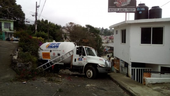 El conductor de una pipa de gas, perdió el control de la unidad en la colonia Higueras de Xalapa, Ver., para finalmente chocar contra un muro.
Niños del jardín de niños Jean Piaguet fueron evacuados ante el temor de fuga.