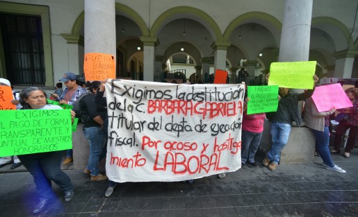 Empleados de ejecución del ayuntamiento de Xalapa, protestaron desde temprano para denunciar abusos laborales y falta de pago por parte de esta dependencia. Además se quejan de que el líder de su sindicato no los respalda.