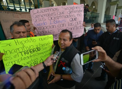 Empleados de ejecución del ayuntamiento de Xalapa, protestaron desde temprano para denunciar abusos laborales y falta de pago por parte de esta dependencia. Además se quejan de que el líder de su sindicato no los respalda.