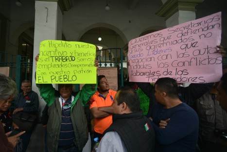 Empleados de ejecución del ayuntamiento de Xalapa, protestaron desde temprano para denunciar abusos laborales y falta de pago por parte de esta dependencia. Además se quejan de que el líder de su sindicato no los respalda.