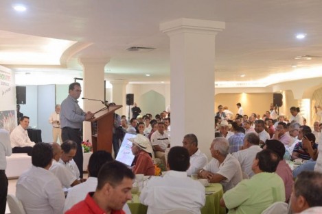 El candidato a la gubernatura de la coalición Por un Veracruz Mejor, Pepe Yunes, señaló que el campo veracruzano no ha tenido ningún avance en el último año y medio y para reactivar la economía hay que desarrollar productivamente nuestras regiones para lo que se requiere distinguir con mucha precisión lo que realmente se puede hacer. 