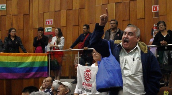 Miembros de la comunidad LGBTTI se manifestaron contra la iniciativa de Más Vida, Más Familia, mientras que estos últimos se marcharon molestos del lugar, debido a que el proyecto fue retirado de la orden del día. 