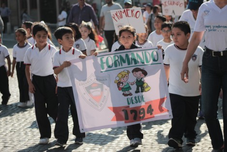 Con una caminata por calles del Centro Histórico de Xalapa, así como una exposición de fotografías y documentos históricos, la escuela Primaria Manuel de Boza, primera escuela pública de Veracruz y de México, commemoró el 224 Aniversario de su fundación. 