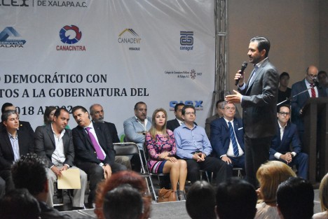El candidato a gobernador por la alianza PAN-PRD-MC, Miguel Ángel Yunes Márquez, presentó sus propuestas a empresarios del Consejo Coordinador Empresarial, en el foro Democrático que realizan en la ciudad de Xalapa. 
