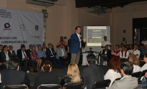 El candidato a la gubernatura por el PRI-PVEM, Pepe Yunes, planteó a empresarios sus propuestas de Gobierno y el modo en que éstas se materiaizan durante el foro Democrático que se efectuó en Xalapa. 