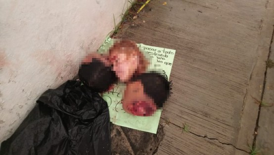  Tres cabezas fueron halladas este martes a la entrada del municipio de Tecolutla, debajo de éstas se encontraba una cartulina con lo que parecía ser un mensaje, aunque no se dio a conocer su contenido.