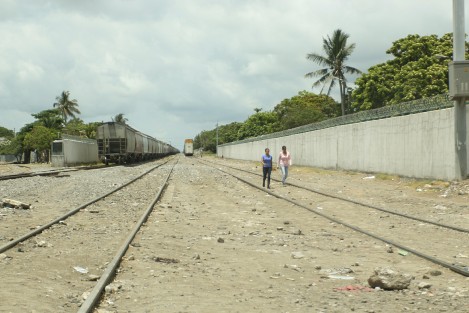 La empresa Ferrosur construyó un muro de contención desde la entrada al puerto de Veracruz y hasta la salida a Tejería como medida correctiva para acabar con los robos a los vagones que esperan el ingreso a la terminal portuaria.