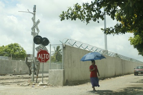 La empresa Ferrosur construyó un muro de contención desde la entrada al puerto de Veracruz y hasta la salida a Tejería como medida correctiva para acabar con los robos a los vagones que esperan el ingreso a la terminal portuaria.