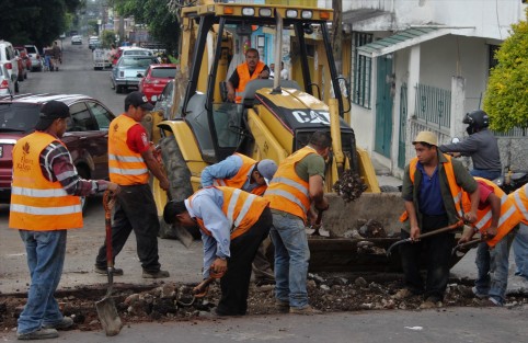 Luego de permanecer  destrozada y en el olvido una obra en la avenida Encanto, misma que lleva al Palacio Legislativo, por fin personal del Ayuntamiento de Xalapa se apersonó para la reparación. Ahora que terminen.
