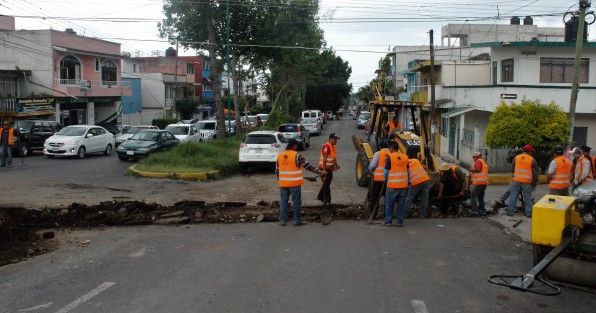 Luego de permanecer  destrozada y en el olvido una obra en la avenida Encanto, misma que lleva al Palacio Legislativo, por fin personal del Ayuntamiento de Xalapa se apersonó para la reparación. Ahora que terminen.