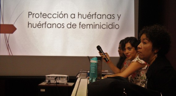 La diputada Guadalupe Osorno, junto con la titular del IMM Xalapa, Yadira Hidalgo, impartieron pláticas para informar sobre la legislación  en materia  de orfandad.  