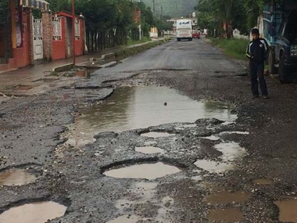 Vecinos de La Otra Banda esperan que pronto esté su carretera.

