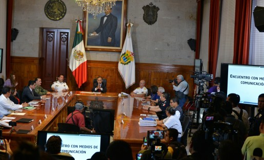 El gobernador Miguel Ángel Yunes, en compañía de representantes de las fuerzas de seguridad federales y estatales, así como de la compañía Ferrosur, anunciaron las acciones a tomar para evitar incidentes como los del sábado pasado, en que se descarrilaron vagones, al parecer producto de sabotaje. 