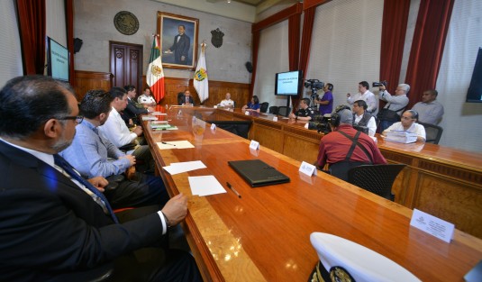 El gobernador Miguel Ángel Yunes en compañía de representas de las fuerzas de seguridad federales y estatales así como de la compañía Ferrosur anunciaron las acciones a tomar para evitar incidentes como los del sábado pasado.