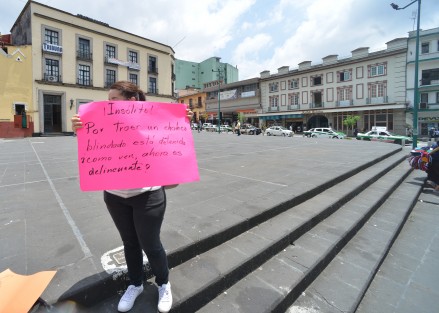 Familiares de un joven que fue detenido en la comunidad del Trapiche del Rosario por traer un chaleco antibalas, se manifestaron por algunos minutos en la plaza Lerdo.  
