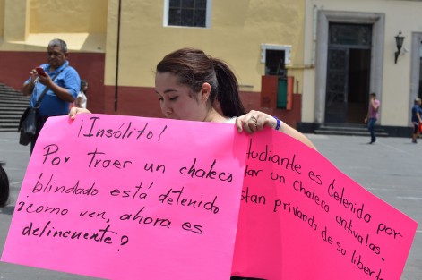 Familiares de un joven que fue detenido en la comunidad del Trapiche del Rosario por traer un chaleco antibalas, se manifestaron por algunos minutos en la plaza Lerdo.  