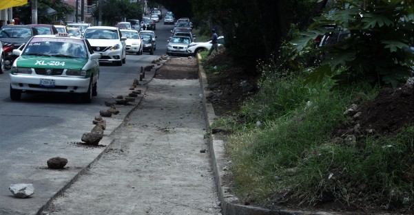 Avance en la obra en la Avenida Encanto... de tan esperada y con incertidumbre si la concluirán, la exigen ¡ya! ¡ya! ¡ya!
