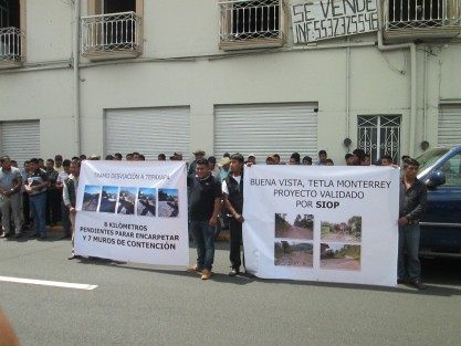  Más de cien personas provenientes de diversas comunidades del municipio de Soledad Atzompa arribaron a Orizaba con el objeto de dar a conocer a los medios de comunicación, la exigencia de que el gobierno estatal que preside Miguel Ángel Yunes Linares termine con las obras iniciadas en su gobierno.
