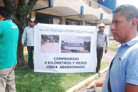 Más de cien personas provenientes de diversas comunidades del municipio de Soledad Atzompa arribaron a Orizaba con el objeto de dar a conocer a los medios de comunicación, la exigencia de que el gobierno estatal que preside Miguel Ángel Yunes Linares termine con las obras iniciadas en su gobierno. 