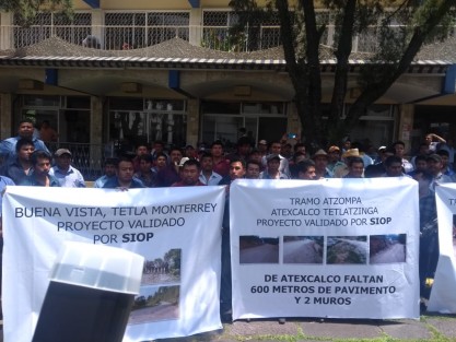 Más de cien personas provenientes de diversas comunidades del municipio de Soledad Atzompa arribaron a Orizaba con el objeto de dar a conocer a los medios de comunicación, la exigencia de que el gobierno estatal que preside Miguel Ángel Yunes Linares termine con las obras iniciadas en su gobierno. 
