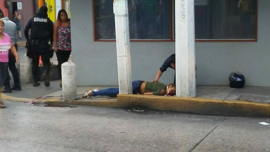 Una mujer fue ejecutada la noche de este miércoles cuando transitaba sobre la avenida 2 y calle 2 de la ciudad de Córdoba. Los pistoleros le asestaron seis balazos, tres de ellos en el abdomen, uno en la cabeza y dos en la espalda.