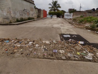 Piden no atascar alcantarillas de basura, debido a que provoca serias afectaciones. 