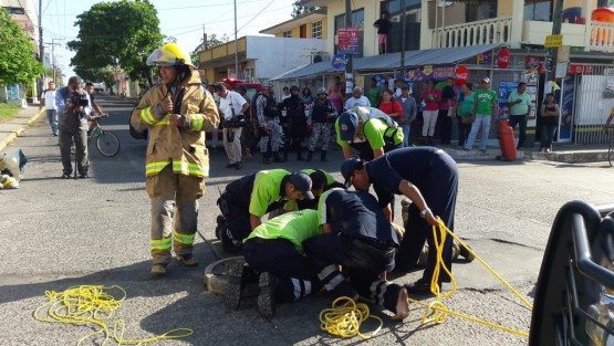 Dos trabajadores municipales de Boca del Río perdieron la vida mientras realizaban labores en una alcantarilla de la avenida Vía Muerta. Los cuerpos de los empleados fueron rescatados sin vida por elementos de bomberos.