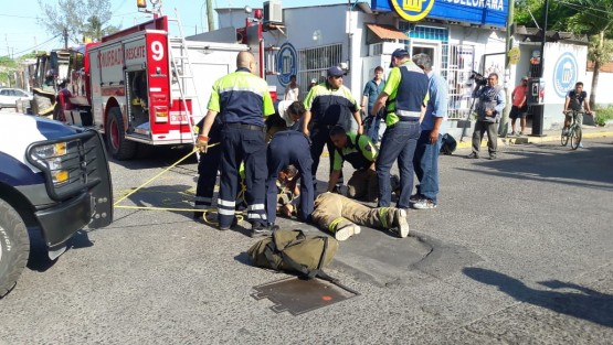 Dos trabajadores municipales de Boca del Río perdieron la vida mientras realizaban labores en una alcantarilla de la avenida Vía Muerta. Los cuerpos de los empleados fueron rescatados sin vida por elementos de bomberos.