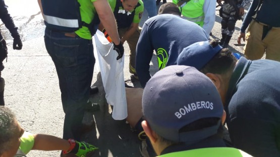 Dos trabajadores municipales de Boca del Río perdieron la vida mientras realizaban labores en una alcantarilla de la avenida Vía Muerta. Los cuerpos de los empleados fueron rescatados sin vida por elementos de bomberos.