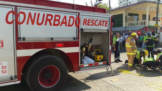 Dos trabajadores municipales de Boca del río perdieron la vida mientras realizaban labores en una alcantarilla de la avenida Vía Muerta. Los cuerpos de los empleados fueron rescatados sin vida por elementos de bomberos. 