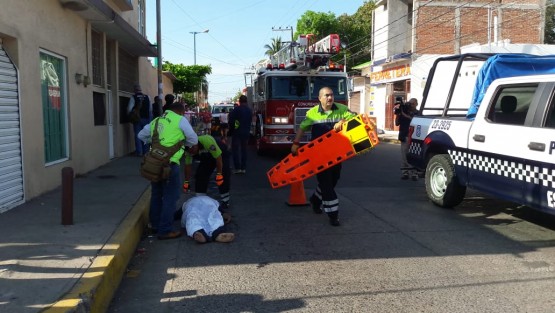 Dos trabajadores municipales de Boca del río perdieron la vida mientras realizaban labores en una alcantarilla de la avenida Vía Muerta. Los cuerpos de los empleados fueron rescatados sin vida por elementos de bomberos. 