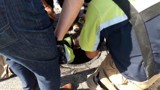 Dos trabajadores municipales de Boca del río perdieron la vida mientras realizaban labores en una alcantarilla de la avenida Vía Muerta. Los cuerpos de los empleados fueron rescatados sin vida por elementos de bomberos. 