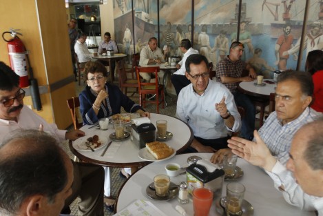 El gobernador del estado, Miguel Ángel Yunes Linares, sostuvo en Boca del Río un desayuno con Roberto Campa Cifrián, secretario del Trabajo y Previsión Social. 