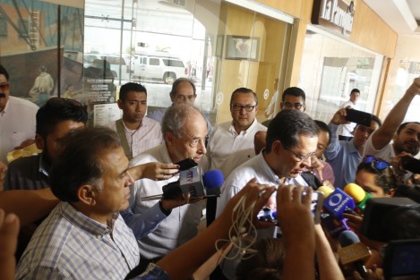 El exdirigente estatal del PRI en Veracruz, Renato Alarcón Guevara, también asistió al encuentro, pero lo sentaron en otra mesa.
