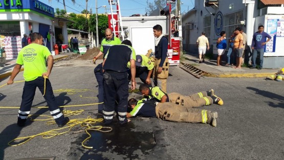 Dos trabajadores municipales de Boca del río perdieron la vida mientras realizaban labores en una alcantarilla de la avenida Vía Muerta. Los cuerpos de los empleados fueron rescatados sin vida por elementos de bomberos. 
