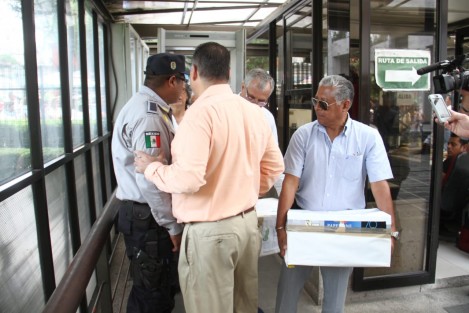 Hasta el Palacio Legislativo llegaron integrantes del COPIPEV con 14 mil 600 firrmas de respaldo para que el Instituto de Pensiones del Estado se transforme en un organismo autónomo.  