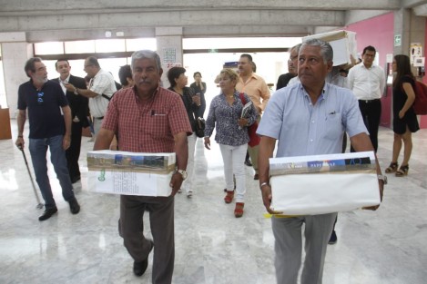 Hasta el Palacio Legislativo llegaron integrantes del COPIPEV con 14 mil 600 firrmas de respaldo para que el Instituto de Pensiones del Estado se transforme en un organismo autónomo.  