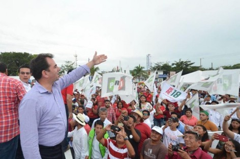 La prioridad en la agenda es reactivar la economía; lo apremiante, resolver los problemas de violencia, aseveró el candidato de la coalición Por un Veracruz Mejor a la gubernatura, Pepe Yunes Zorrilla.

