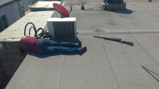 Un hombre que discutía con su expareja, fue abatido en el fraccionamiento Lomas de las Dunas de Coatzacoalcos, Ver. la mañana de este viernes, cuando agredió a disparos a elementos de la Fuerza Civil, quienes acudieron al auxilio de la familia. Un elemento de FC resultó herido. 