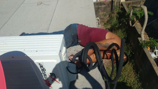 Un hombre que discutía con su expareja, fue abatido en el fraccionamiento Lomas de las Dunas de Coatzacoalcos, Ver. la mañana de este viernes, cuando agredió a disparos a elementos de la Fuerza Civil, quienes acudieron al auxilio de la familia. Un elemento de FC resultó herido. 