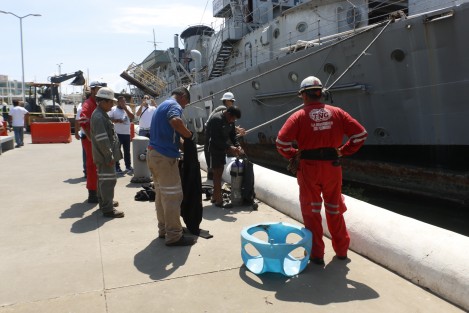 Iniciaron los trabajos de rescate del Buque Museo Guanajuato. El casco de la embarcación se encuentra prácticamente enterrado en el fondo del Río Jamapa por eso, ingenieros de los Talleres Navales del Golfo estudian la maniobra que se realizará para rescatarlo.