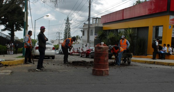 Aprovechando la mezcla que sobró, ya taparon también los baches que estaban en la entrada para el estacionamiento del Congreso. 