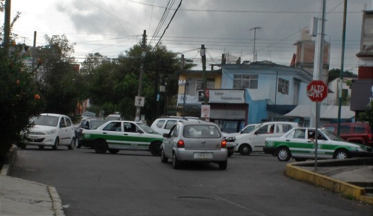 El eterno tráfico de los viernes en Xalapa, y sin respetar el uno por uno. 